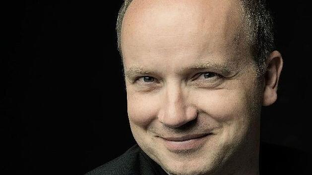 Für Generalmusikdirektor Roland Kluttig (Foto links) wird die Konzert-Saison 2019/2020 zur Abschieds-Saison am Landestheater. Foto: Marco Borggreve