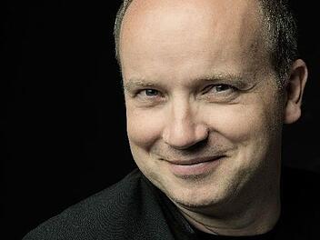 Für Generalmusikdirektor Roland Kluttig (Foto links) wird die Konzert-Saison 2019/2020 zur Abschieds-Saison am Landestheater. Foto: Marco Borggreve