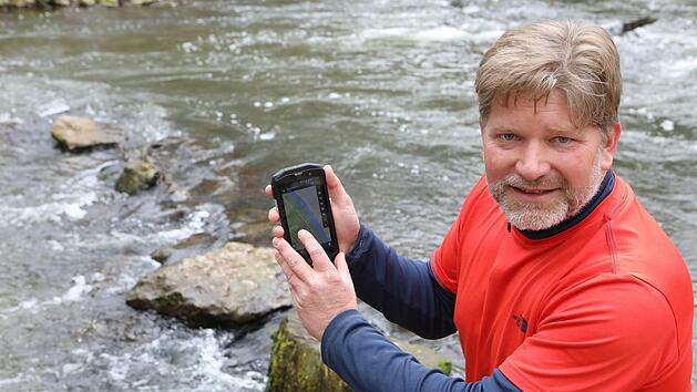Mit der Wander-App "Locus" kann Sven H&auml;hle seine Position an der Regnitz genau bestimmen.  Foto: Barbara Herbst