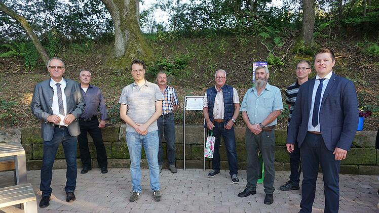 Verabschiedung langjähriger Gemeinderäte des Marktes Zeitlofs. Das Bild  zeigt (von links): Roland Limpert, Christian Limpert, Manuel Knüttel, Uwe  Biemüller, Roland Fischer, Joachim Göbel, Tobias Mangold und  Bürgermeister Matthias Hauke.