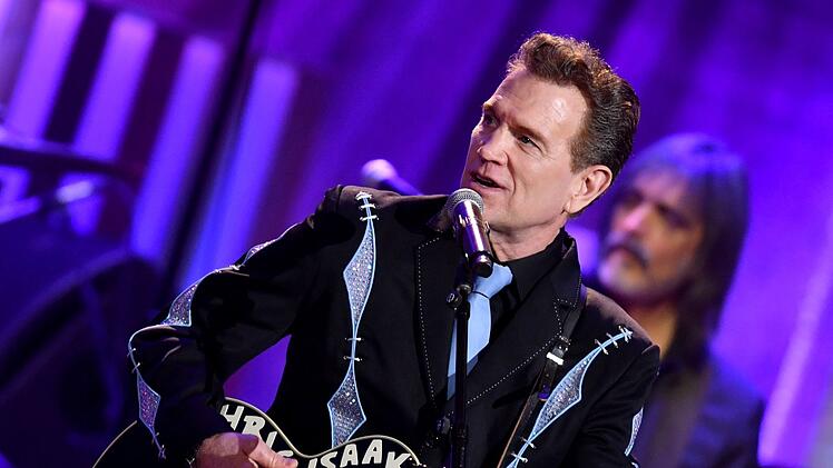 Chris Isaak feiert am 26. Juni seinen 70. Geburtstag. Anlass genug, um die Frage endg&uuml;ltig zu kl&auml;ren: Was lief wirklich zwischen ihm und der bildh&uuml;bschen Frau in den ber&uuml;hmten Videoclip zu seinem Song "Wicked Game".