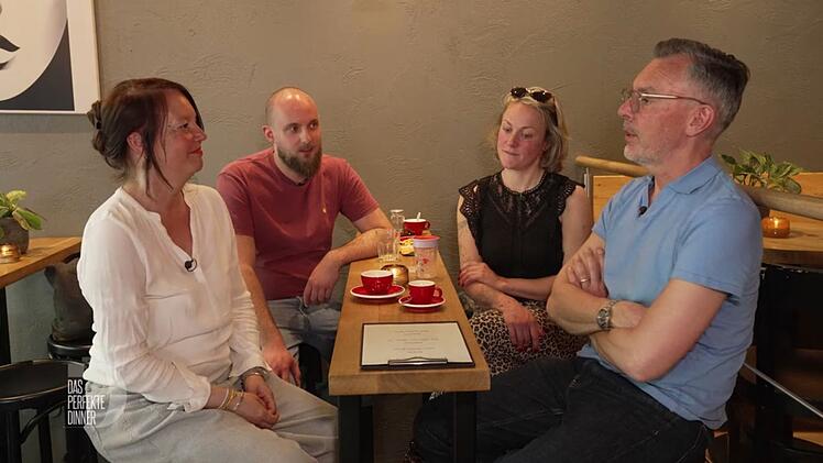 Cordula, Frederik, Shirin und Tobi (von links) r&auml;tseln, was es heute zu essen gibt.