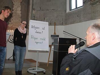 Mit den provokanten Thesen "Religion ist dumm! Religion macht aggressiv!" wollten Anna Schreiber und Max Hollendonner die Diskussion anstoßen. Auch Schulleiter Klaus Morsch (rechts) diskutierte mit.  Fotos: Sonja Adam