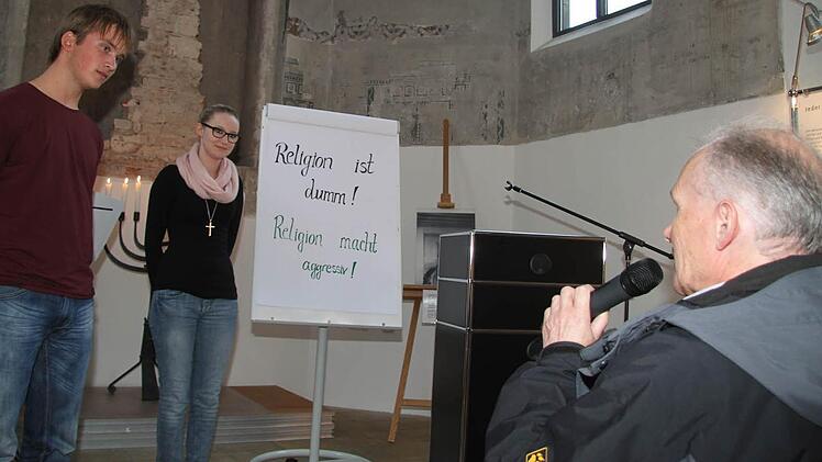 Mit den provokanten Thesen "Religion ist dumm! Religion macht aggressiv!" wollten Anna Schreiber und Max Hollendonner die Diskussion anstoßen. Auch Schulleiter Klaus Morsch (rechts) diskutierte mit.  Fotos: Sonja Adam