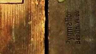 Auf der Tafel mit der Christgeburt ist auf der Rückseite des Rahmens der Stempel der Berliner Bilderrahmenhandlung "Pygmalion" zu erkennen.