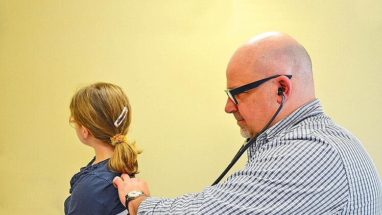 Arzt Martin Günther untersucht gerade eine junge Patientin. Foto: Roppelt
