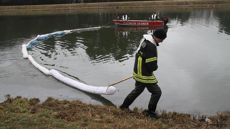 Gemeinsam gegen den Ölteppich. Vom Wasser und zu Lande aus, wurde Hand angelegt.