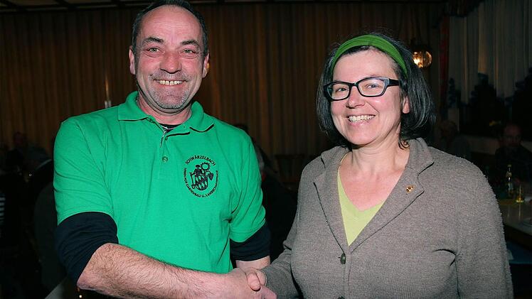 Amtswechsel: Ingrid Bold folgt Jürgen Dietz als stellvertretende Vorsitzende.  Foto: Schaar