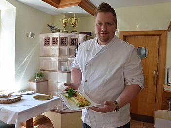 Manuel Knorr präsentiert ein Crêpe mit Spargel, Bärlauch und Parmaschinken. Foto: Rainer Lutz