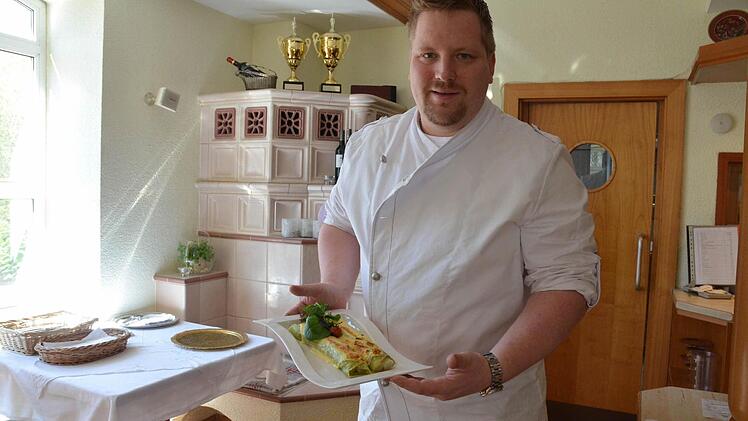 Manuel Knorr präsentiert ein Crêpe mit Spargel, Bärlauch und Parmaschinken. Foto: Rainer Lutz