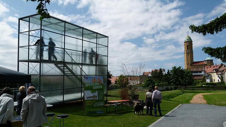 Vom "Schiefen Turm" auf der Böhmerwiese hatten Interessierte einen Blick auf das gärtnerische Weltkulturerbe. Fotos: mkh