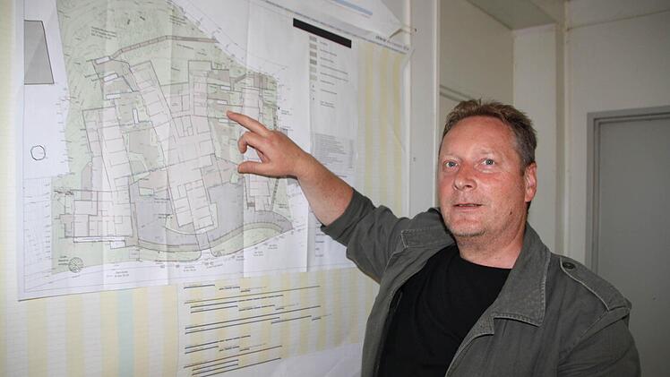 Bauleiter Kai Schubert an einem der zahlreichen Pläne. Foto: Ralf Ruppert
