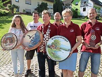 Die neuen Könige und Gewinner des Preisschießens von "Eichenlaub" Götzendorf mit Vorsitzendem Udo Sponsel  Foto: Mathias Erlwein
