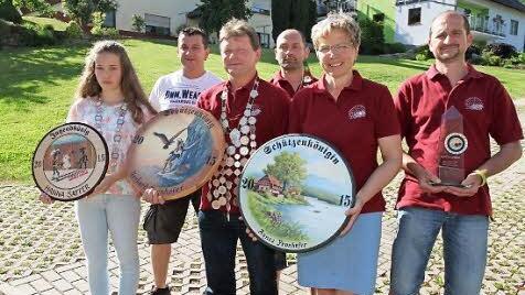 Die neuen Könige und Gewinner des Preisschießens von "Eichenlaub" Götzendorf mit Vorsitzendem Udo Sponsel  Foto: Mathias Erlwein