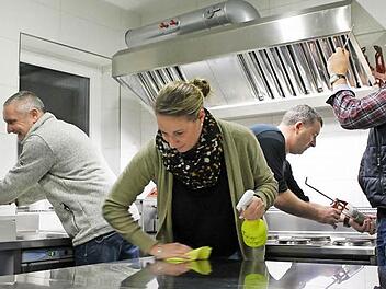 Noch ein paar Handgriffe, dann ist alles erledigt: Mike Gallinksy, Nadine Jenke, Timo Angermüller, Jürgen Fischer (von links) und ein Dutzend weiterer Helfer der Spvg Eicha haben die Küche des Sportheims in Eigenleistung von Grund auf renoviert. Foto: Johannes Höllein