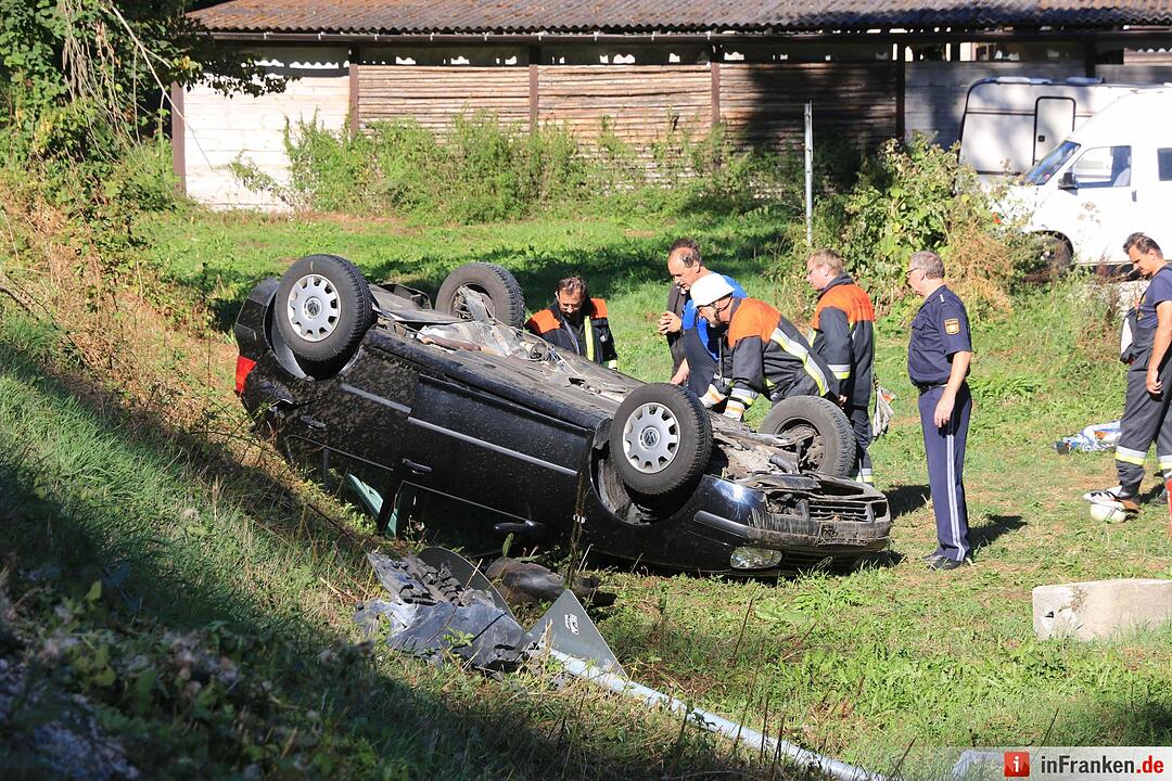 Auto überschlägt sich im Kreis Forchheim