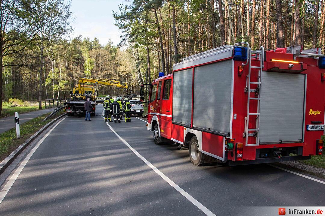 Unfall: Auto gerät bei Beutelsdorf auf Gegenfahrbahn und streift einen Traktor