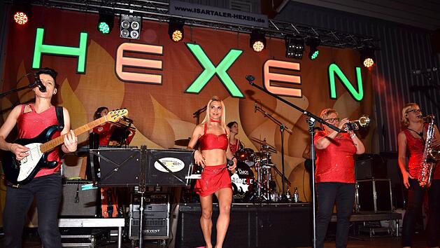 Die Isartaler Hexen - hier bei einem Auftritt in Neuses am Main (Kreis Lichtenfels) brachten den Feststadel der Kulmbacher Bierwoche zum Kochen.  Foto: Dieter Radziej