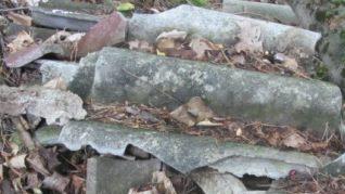 Scharfkantige Bruchst&uuml;cke von Dachplatten s&auml;umen den Wegesrand des Hochrh&ouml;ners. Johannes Schlereth