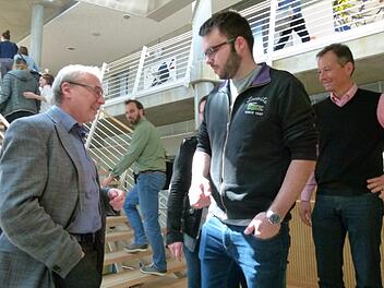 Schulleiter Roland Baunach (links) trifft in den Pausen gern mit den Schülern zusammen.  Fotos: Marion Krüger-Hundrup