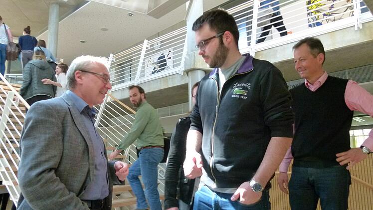 Schulleiter Roland Baunach (links) trifft in den Pausen gern mit den Schülern zusammen.  Fotos: Marion Krüger-Hundrup