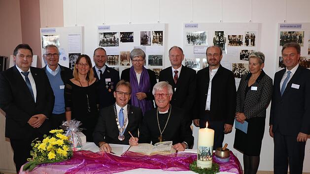 Eintrag ins Goldene Buch des Marktes K&uuml;ps. Vorne sitzend (von links) B&uuml;rgermeistern Bernd Rebhan und Landesbischof Dr. Heinrich Bedford-Strohm.Rainer Glissnik