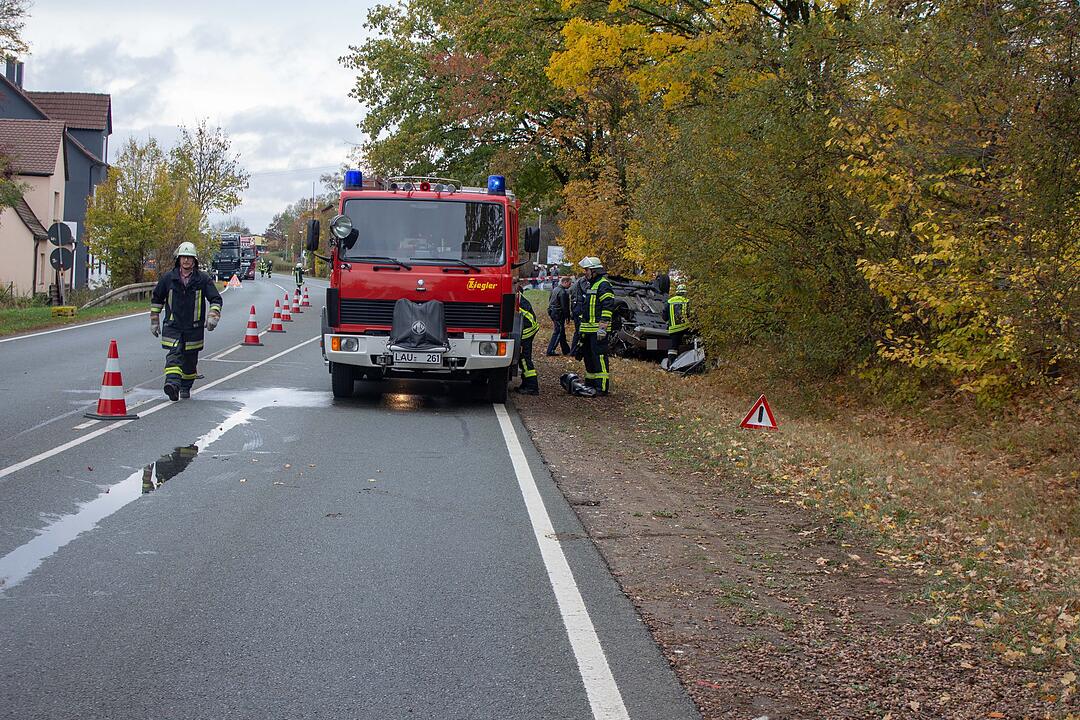 Schwerer Unfall im Kreis Nürnberg: Gegen Baum geprallt und überschlagen