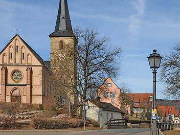 Das Kirchenumfeld in Hetzles mit den Vierkantleuchten, die mit warmweißen  LED-Leuchtmitteln ausgestattet werden Foto: Karl Heinz Wirth