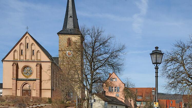 Das Kirchenumfeld in Hetzles mit den Vierkantleuchten, die mit warmweißen  LED-Leuchtmitteln ausgestattet werden Foto: Karl Heinz Wirth