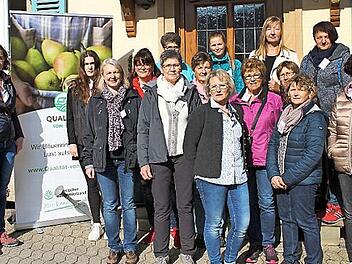 Die Teilnehmerinnen am Kreativtag informierten sich im Hofladen auf dem Betrieb Gagel. 13 Landfrauen waren gekommen, um sich Anregungen für eine weiteres Standbein für ihre Betrieb zu holen. Fotos: Gerda Völk