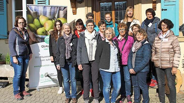 Die Teilnehmerinnen am Kreativtag informierten sich im Hofladen auf dem Betrieb Gagel. 13 Landfrauen waren gekommen, um sich Anregungen für eine weiteres Standbein für ihre Betrieb zu holen. Fotos: Gerda Völk