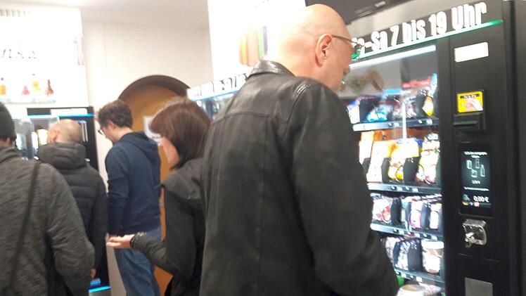 Viele Käufer stehen an einem Mittwochabend an den Automaten an.