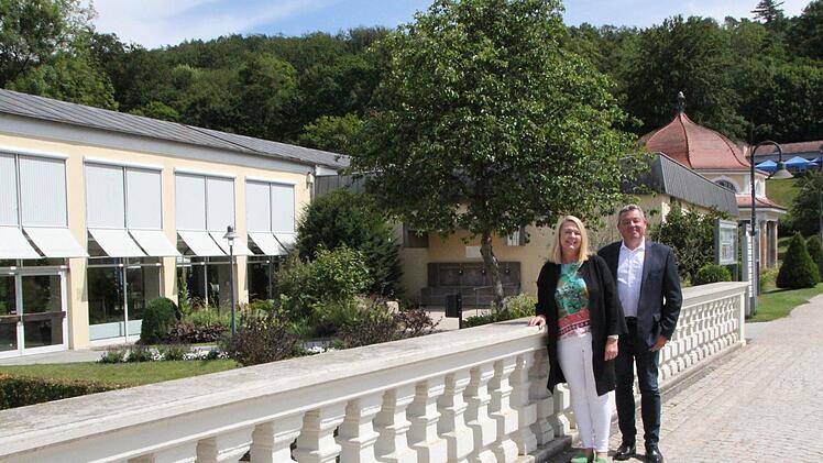 Die Wandelhalle soll im Jahr 2020 saniert werden. Kurdirektorin Andrea Schallenkammer und ihr Stellvertreter Titus Tesar sind aktuell mit der Planung beschäftigt. Foto: Ulrike Müller