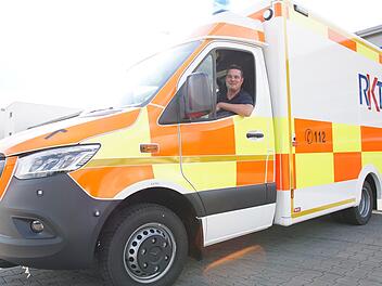Jan Quak, Geschäftsführer von RKT, präsentiert den Rettungswagen, der in Oberthulba stationiert ist. Foto: Arkadius Guzy