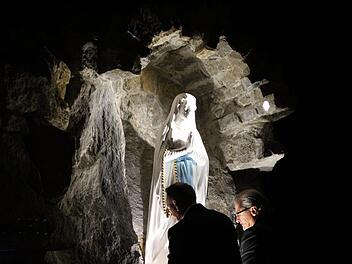 Die Erbauer der Grotte heben die Marienfigur an ihren Platz.Fotos: Evi Seeger/Andreas Dorsch