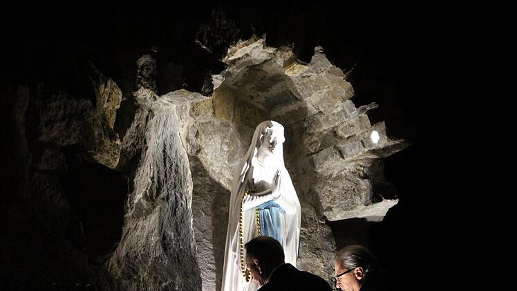 Die Erbauer der Grotte heben die Marienfigur an ihren Platz.Fotos: Evi Seeger/Andreas Dorsch