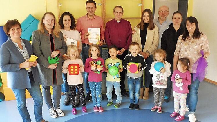 Der Kindergarten "Fridolin" Hummendorf ist auf dem besten Wege zur Anerkennung zum Bewegungskindergarten. Im Bild einige Kinder und die Verantwortlichen (von links): Jutta Spielvogel, Kathi Stubenrauch, Anja Klingohr, Jörg Neubauer, Christoph Teille, Anna-Maria Neubauer, Egon Herrmann, Stefanie Regel und Heidi Löffler. Foto: Dieter Wolf