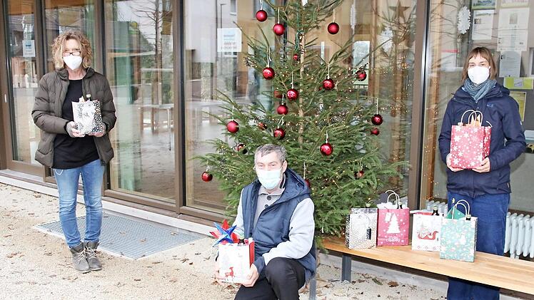 Die Wüstenahorner Senioren, die in diesem Jahr ihren runden Geburtstag begangen haben, wurden mit nachträglichen Geburtstagsgeschenken überrascht. Von links: Ingrid Marr, Ulrike Schmidt-Rothmund und Ulrich Steiner. Foto: Wolfgang Desombre