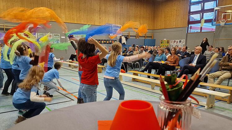Mit Tanz und Gesang unterhielten die Klassen 4a und 4c die Ehrengäste anlässlich der Einweihung des Schulhausanbaus.