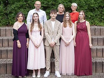 Die besten Absolventen der 10M an der Mittelschule Neunkirchen (vorne v. l.): Emely Wüst, Laura Hafner, Laurin Meixner, Alina Schmidtlein, Lea Heymer, (hinten v. l.) Bürgermeister Michael Bayer (Hetzles), Klassenleiterin Andrea Schulze und Rektori...