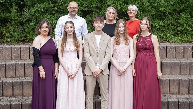 Die besten Absolventen der 10M an der Mittelschule Neunkirchen (vorne v. l.): Emely Wüst, Laura Hafner, Laurin Meixner, Alina Schmidtlein, Lea Heymer, (hinten v. l.) Bürgermeister Michael Bayer (Hetzles), Klassenleiterin Andrea Schulze und Rektori...