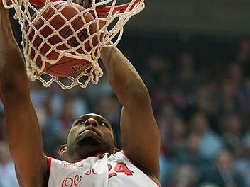 Eine der spektakulären Aktionen der S. Oliver Baskets Würzburg: Ein Dunking von Dwayne Anderson. Foto: Tobias Köpplinger