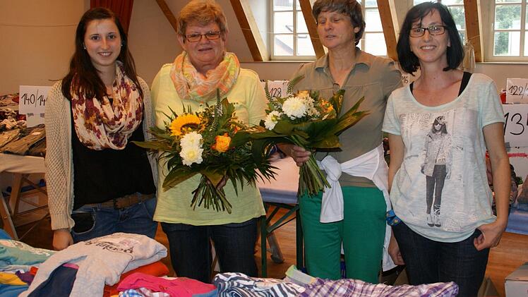 Seit 25 Jahren sind Rosalinde Werb (Zweite von links) und Petra Gehring (Zweite von rechts) wichtige Stützen des Kindebasars der Kolpingfamilie Eltmann. Zum Jubiläumsbasar gab es daher einen blumigen Dank von Monika (rechts) und Nicole Rippstein von der Kolpingfamilie.