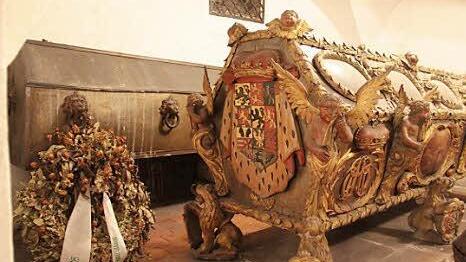 Die Särge von Herzogin Maria Elisabeth (vorne) und Herzog Johann Casimir.