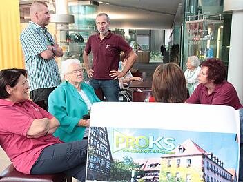 Angestellte des Katharinenspitals, Bewohner und Angehörige warten im Foyer der Sparkasse genervt auf den um über eine Stunde verschobenen Beginn der öffentlichen Stadtratssitzung. Foto: Foto: Andreas Oswald