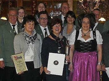 Die geehrten Mitglieder mit den Vereinsmeistern, Vorstandsmitgliedern und Ehrengästen.  Foto: K.-P. Wulf