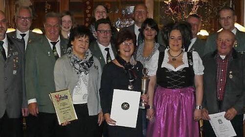 Die geehrten Mitglieder mit den Vereinsmeistern, Vorstandsmitgliedern und Ehrengästen.  Foto: K.-P. Wulf