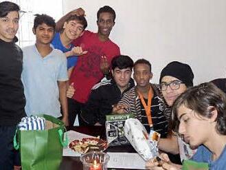 Die jungen Fl&uuml;chtlinge beim Auspacken der Geschenke.  Foto: Karin Gebhardt