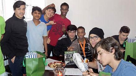 Die jungen Fl&uuml;chtlinge beim Auspacken der Geschenke.  Foto: Karin Gebhardt