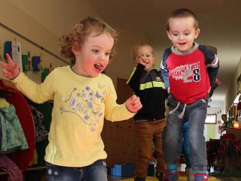 Leben im Regenbogenland: Flora (vorne), Anthony und Ben toben ausgelassen auf dem Flur. Foto: Ulrike Müller